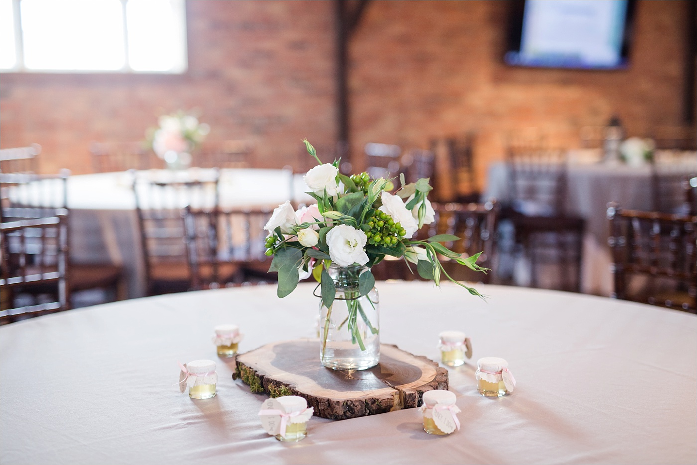 a-neutral-farm-wedding-at-pickwick-place_0187aaaa