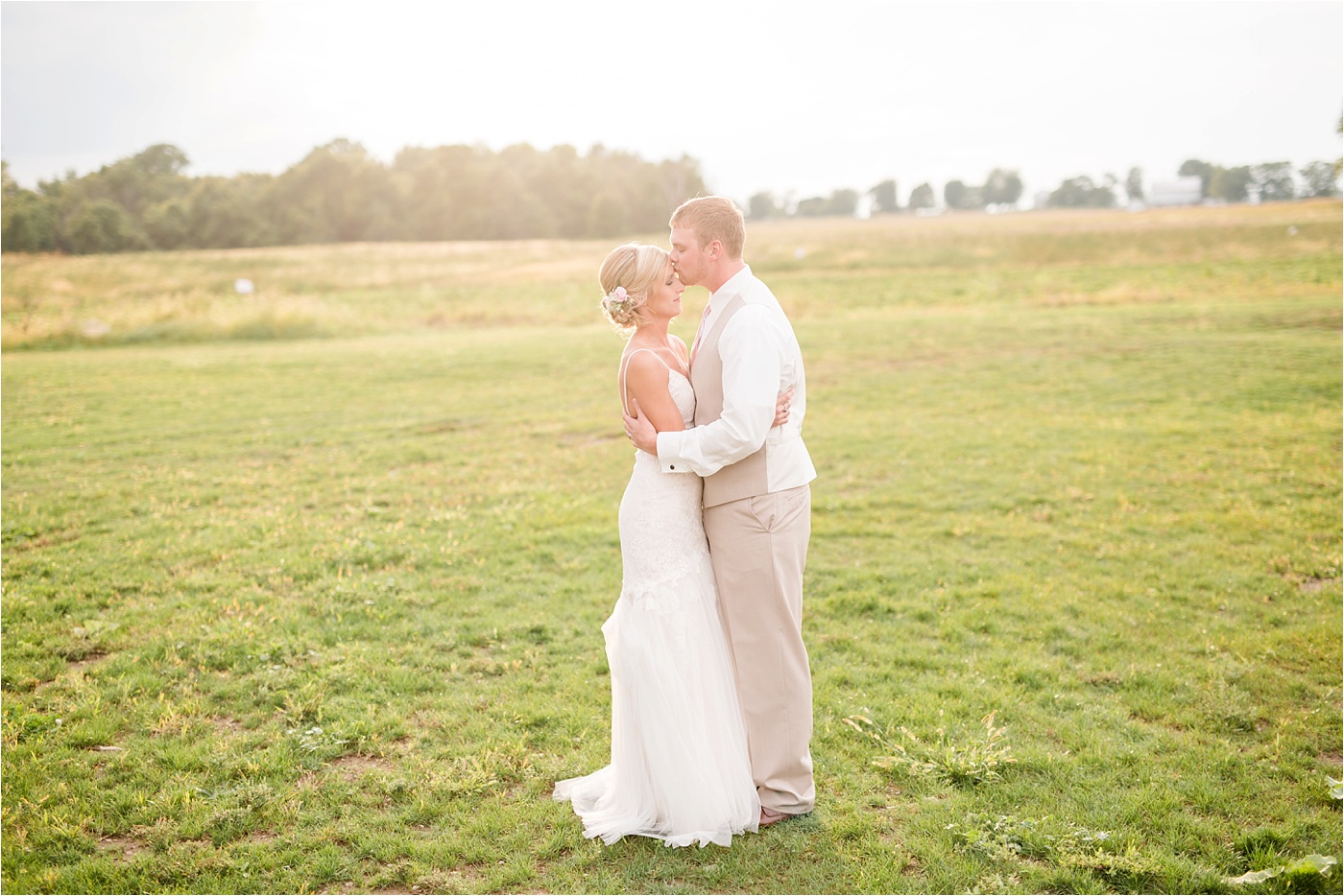 a-neutral-farm-wedding-at-pickwick-place_0204