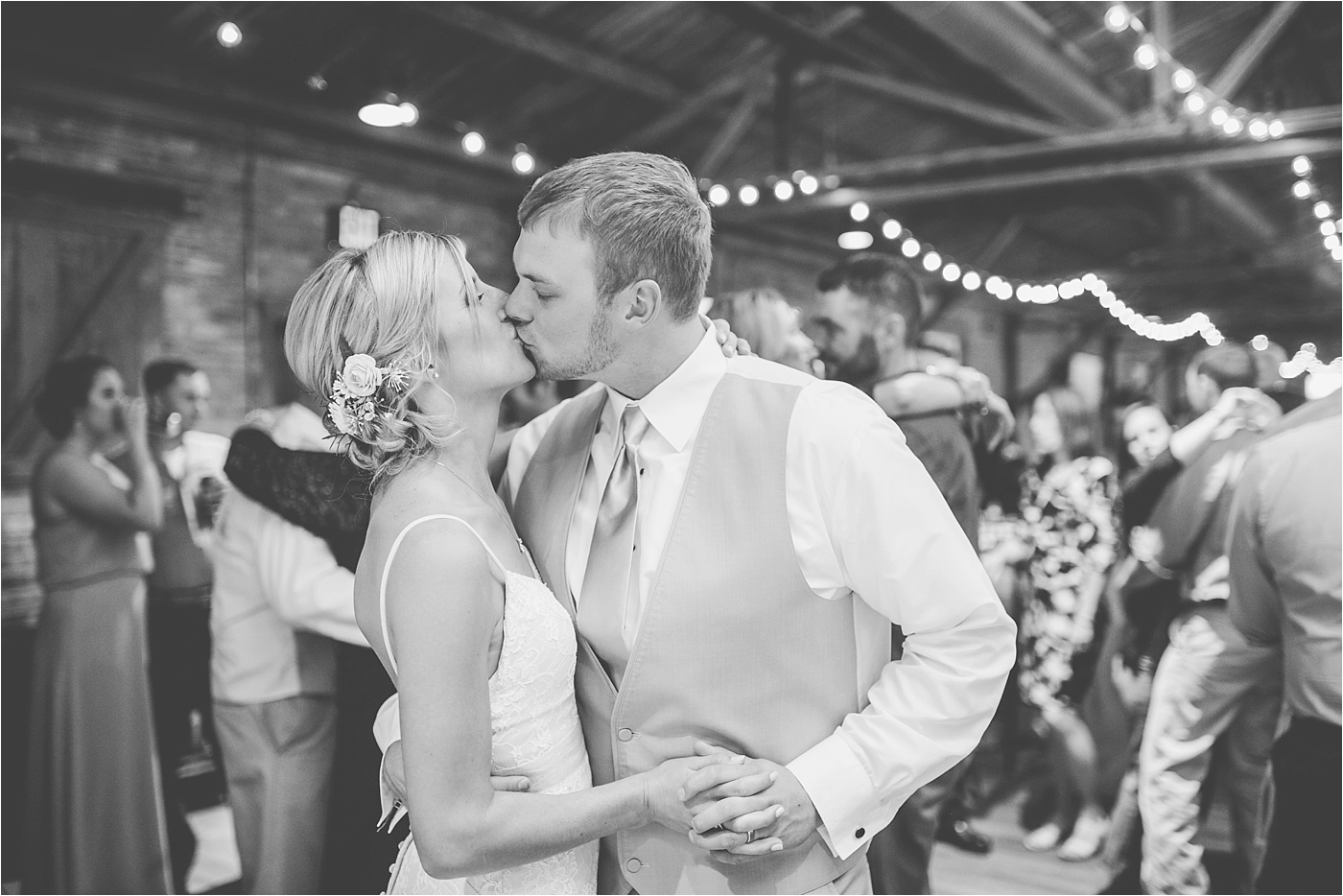 a-neutral-farm-wedding-at-pickwick-place_0215