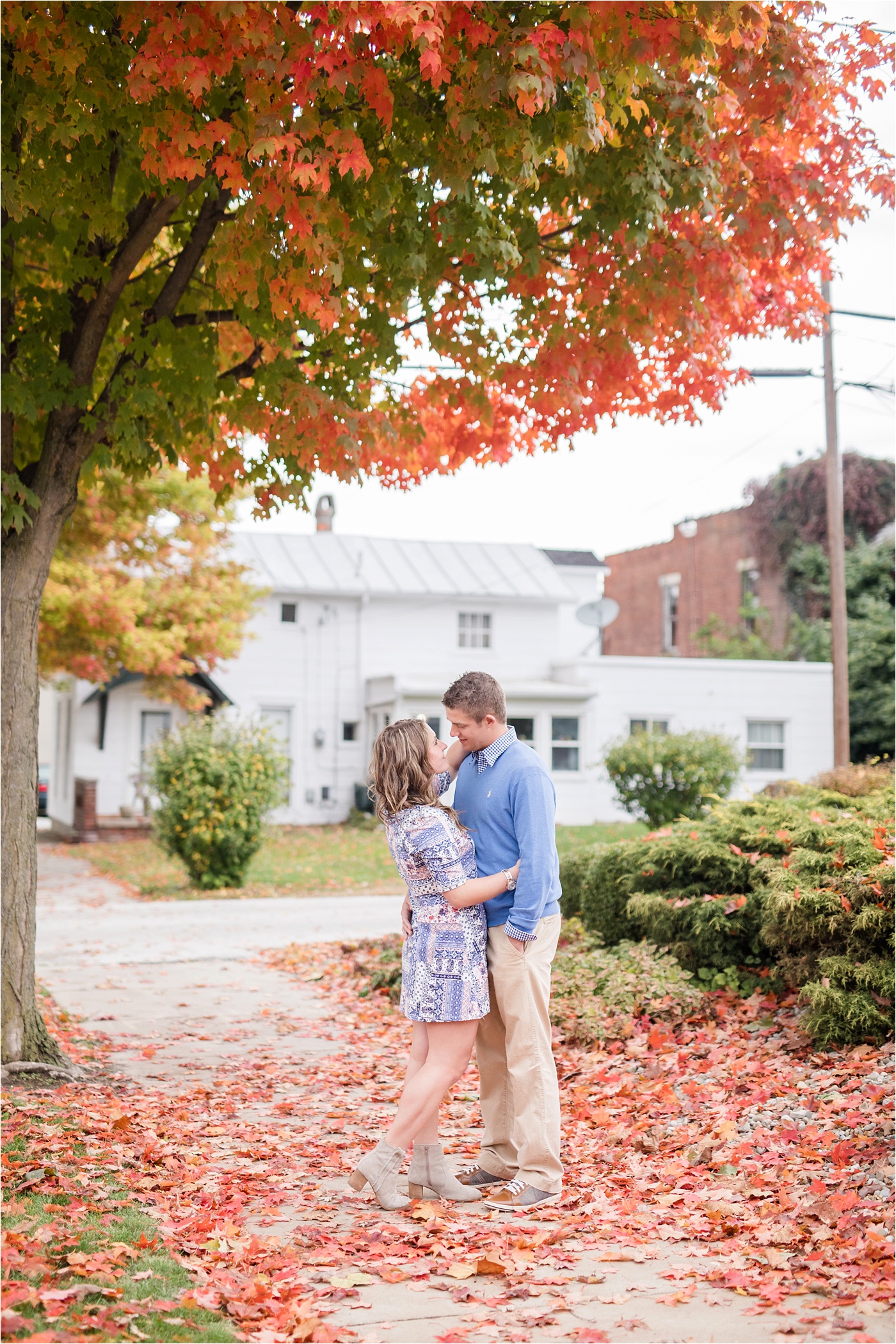 small-town-fall-engagement-photos_0025